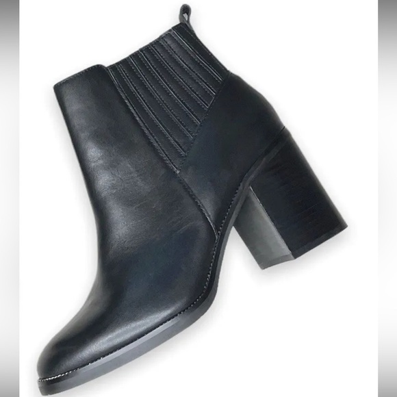 Chelsea & Violet Arcad black Leather block heels booties sz 10 - Picture 3 of 12